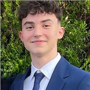 Estudiante de Ingeniería con aptitudes en la enseñanza para niños y adolescentes